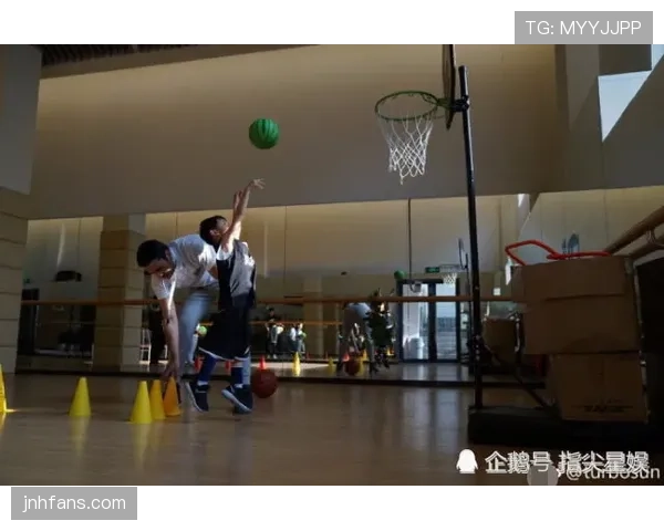 库里凌晨还吹范儿,豪宅里的篮球架都比我家客厅大! 库里凌晨还吹范儿,豪宅里的篮球架都比我家客厅大!
